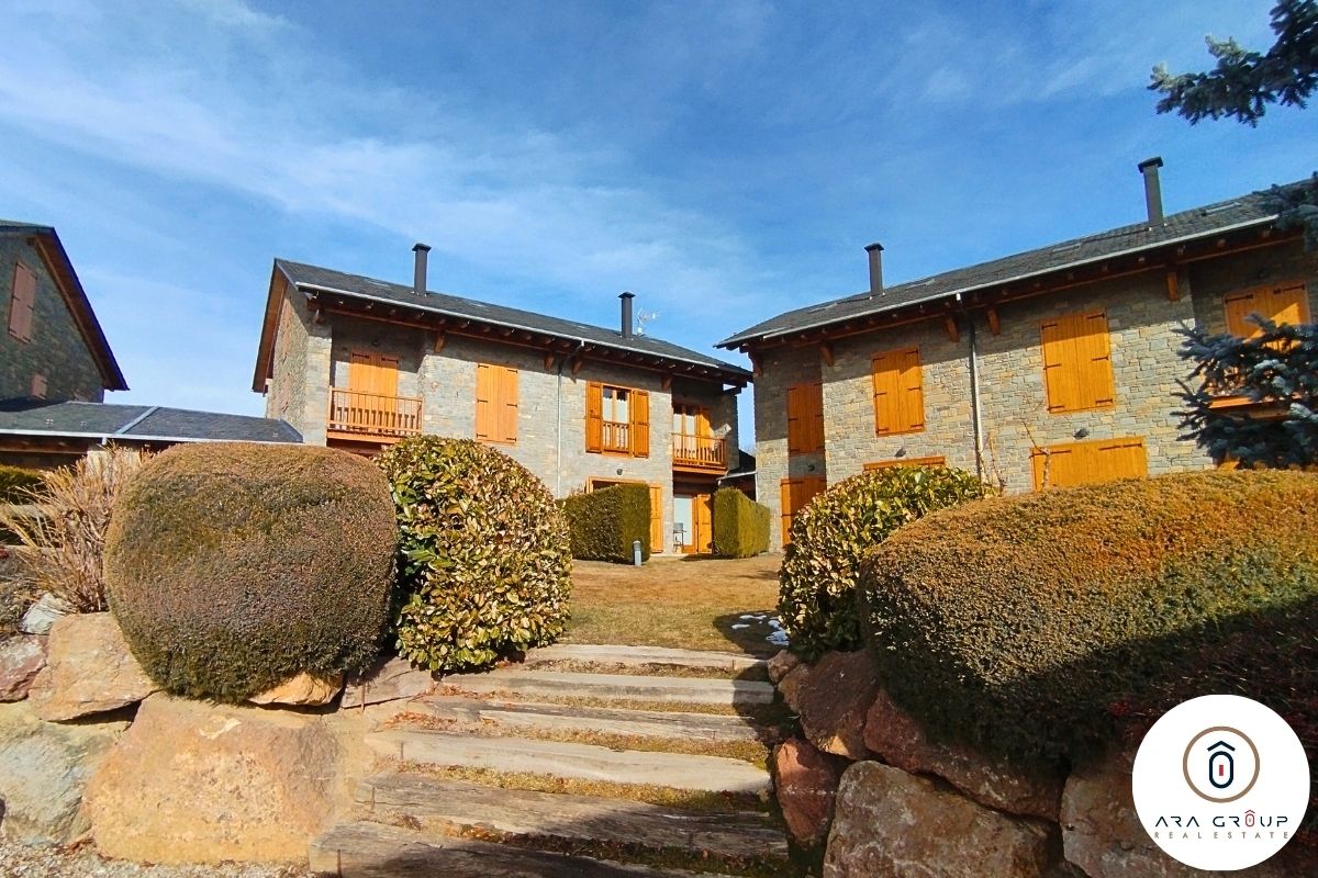 Vista exterior de Casa o xalet en venda en Isòvol amb Aire condicionat, Calefacció i Parquet
