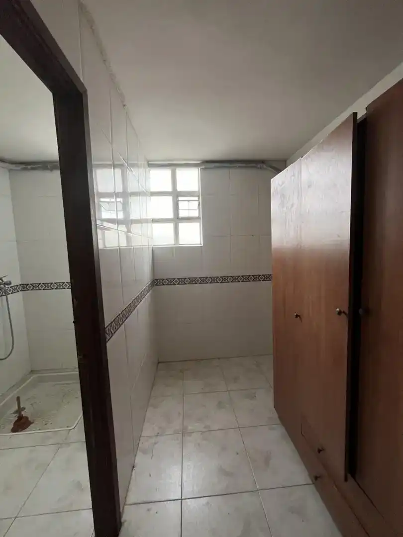 Bathroom of Industrial buildings for rent in Villaturiel