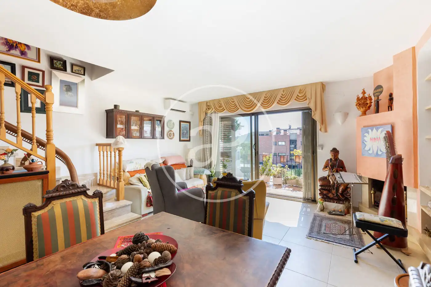 Sala d'estar de Casa adosada en venda en Cerdanyola del Vallès amb Aire condicionat, Calefacció i Jardí privat