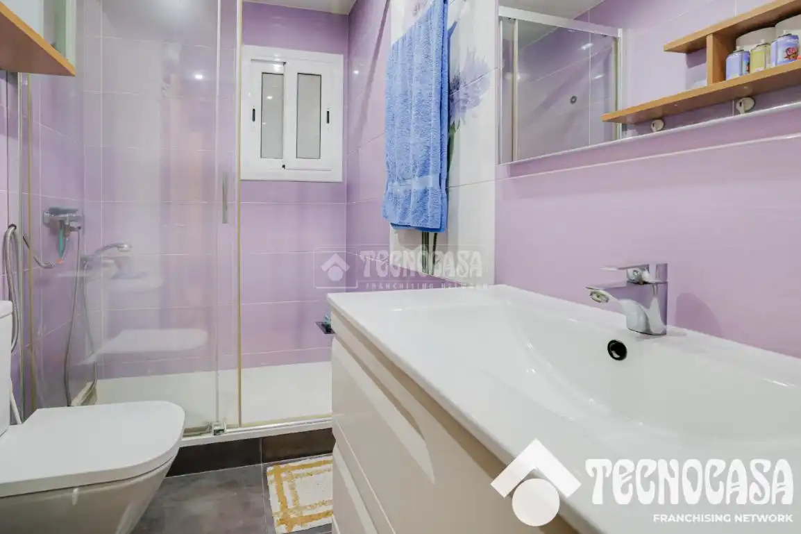 Badezimmer von Wohnung zum Verkauf in Badalona mit Klimaanlage und Balkon