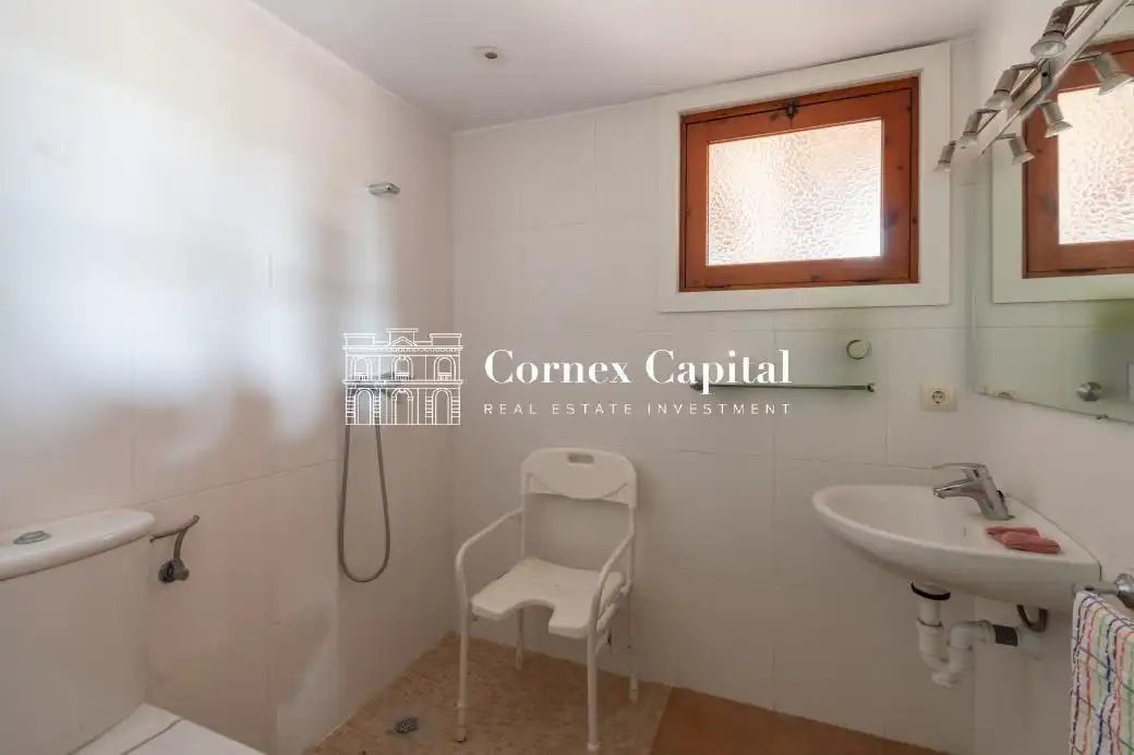 Bany de Finca rústica en venda en Ullastret amb Jardí privat, Terrassa i Traster