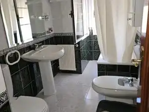 Baño de Casa adosada en venta en Coslada con Aire acondicionado, Calefacción y Jardín privado