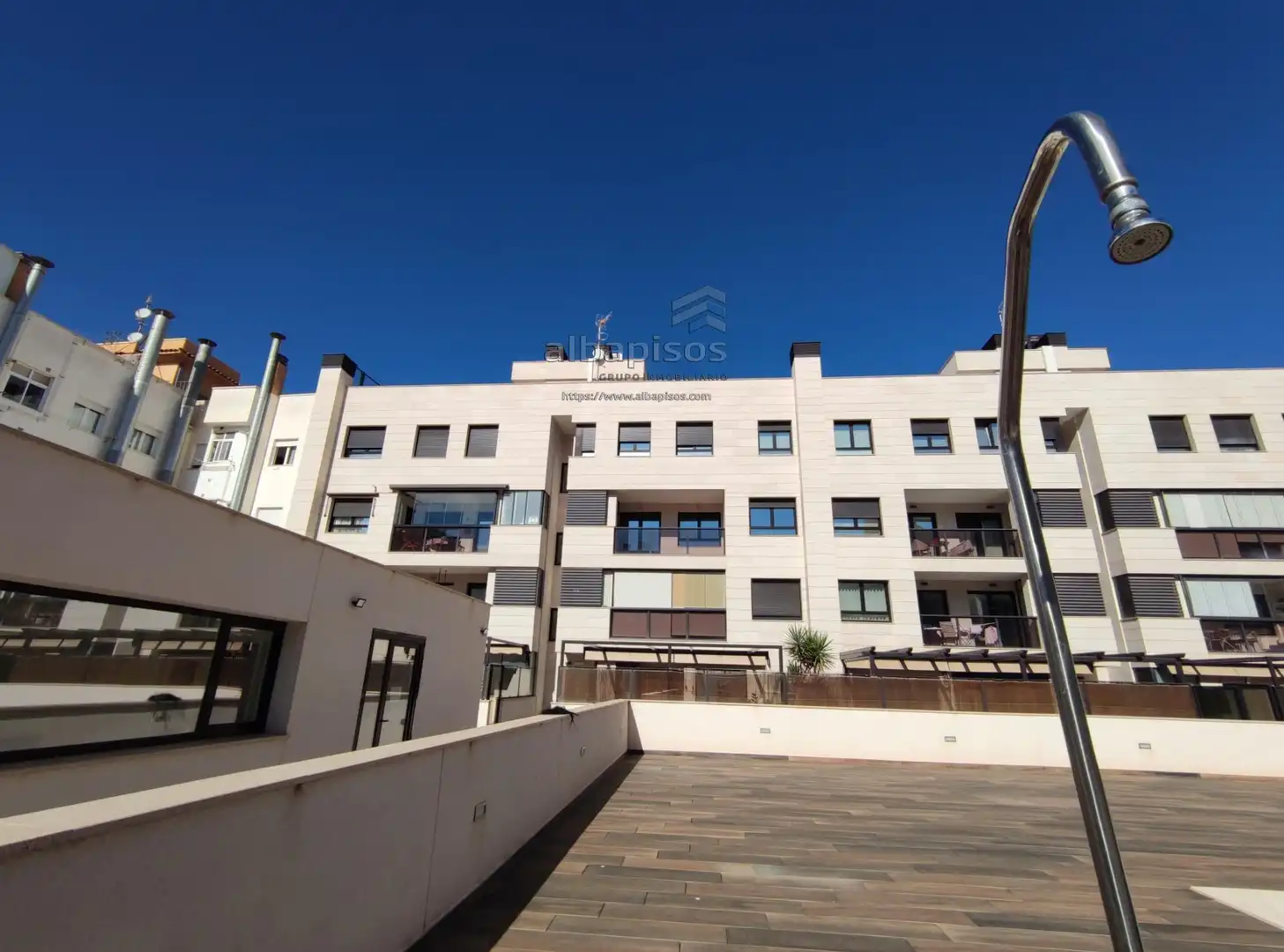 Außenansicht von Wohnung zur Miete in Albacete mit Heizung, Terrasse und Abstellraum
