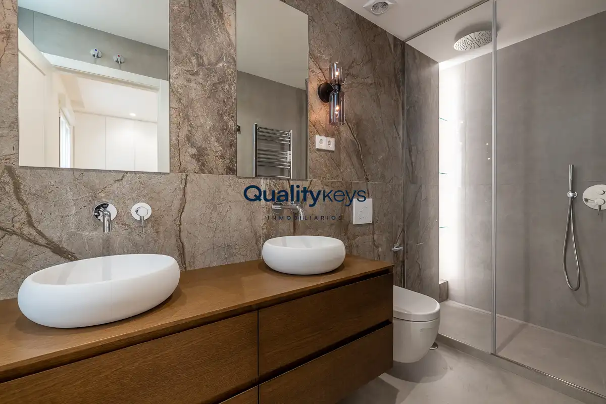 Bathroom of Flat for sale in Madrid  with Air Conditioner, Heating and Storage room