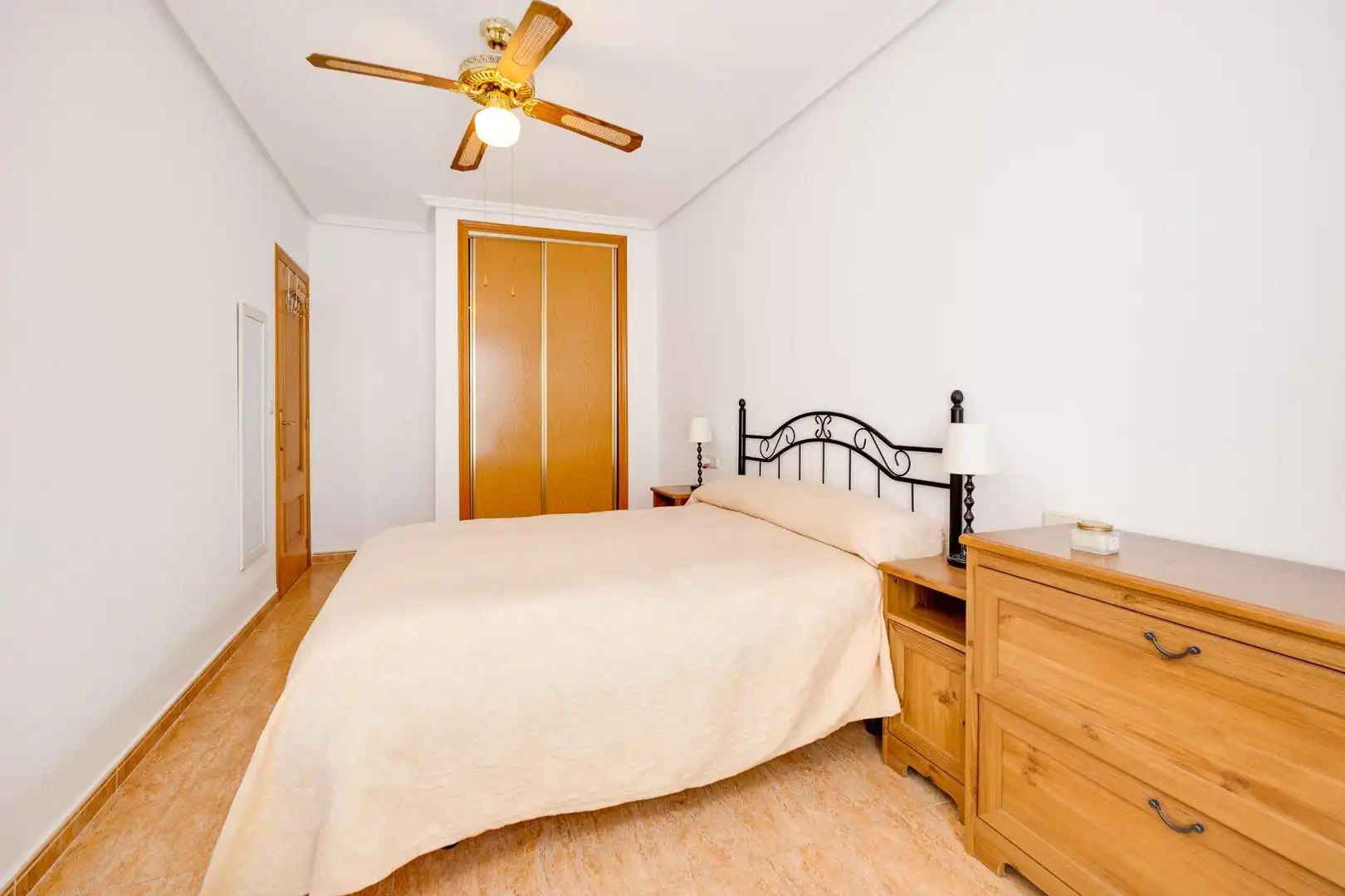 Habitación de Apartamento en venta en Torrevieja con Aire acondicionado, Terraza y Trastero