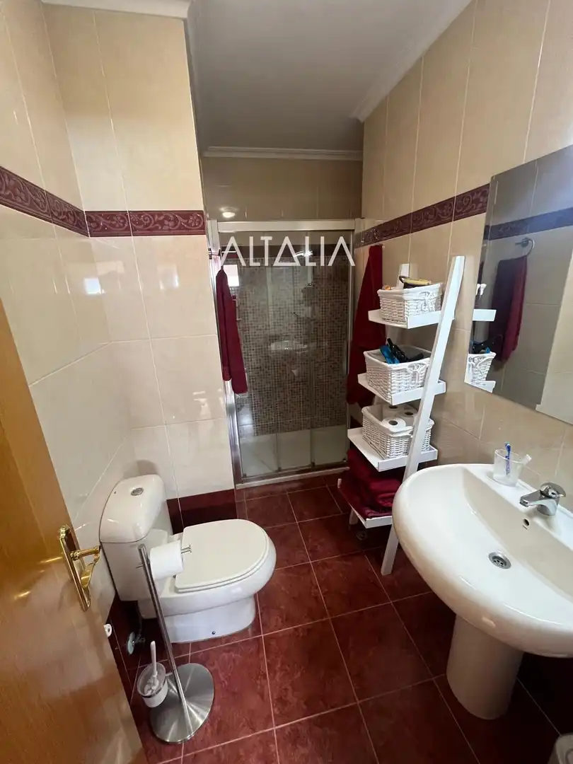 Baño de Casa adosada en venta en Cuenca con Calefacción, Piscina y Piscina comunitaria