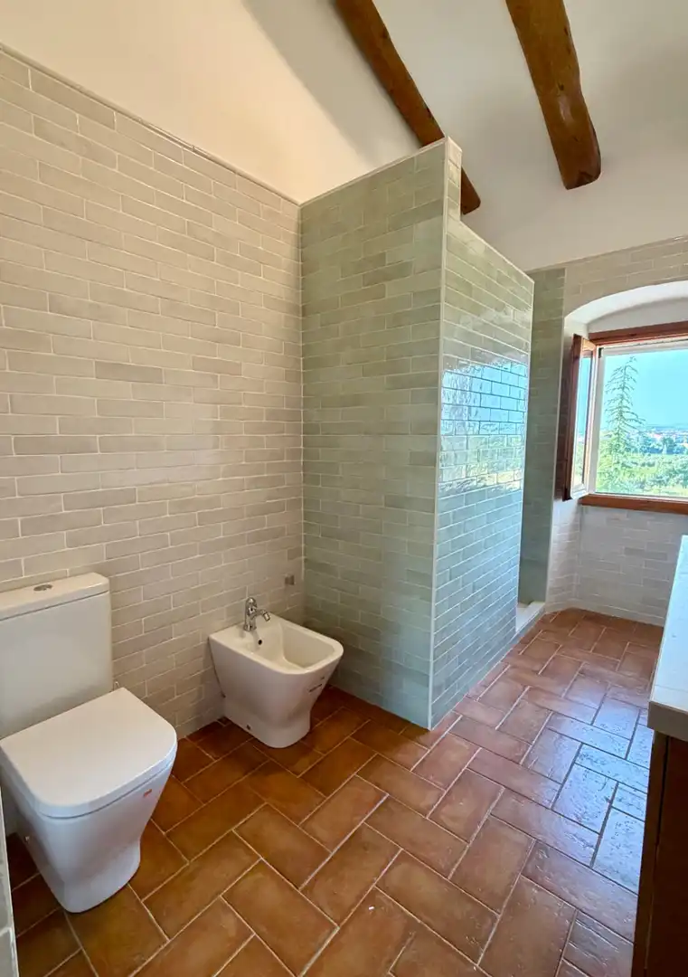 Bany de Finca rústica de lloguer en Canyelles amb Aire condicionat, Calefacció i Jardí privat