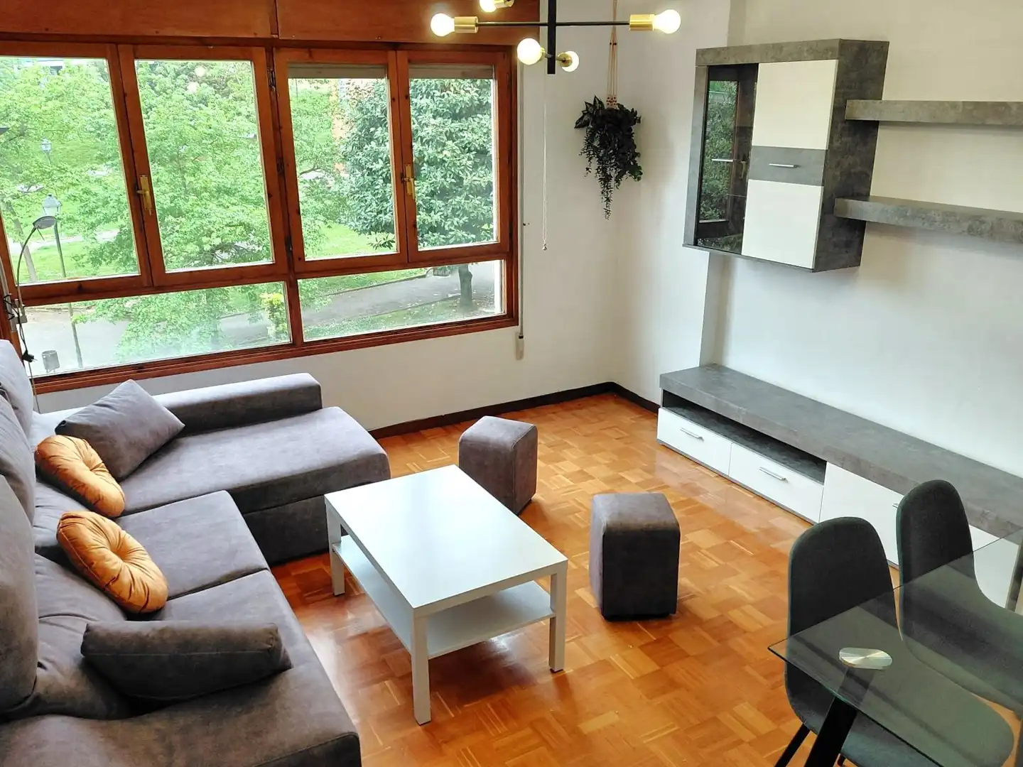 Sala de estar de Piso de alquiler en Oviedo  con Calefacción