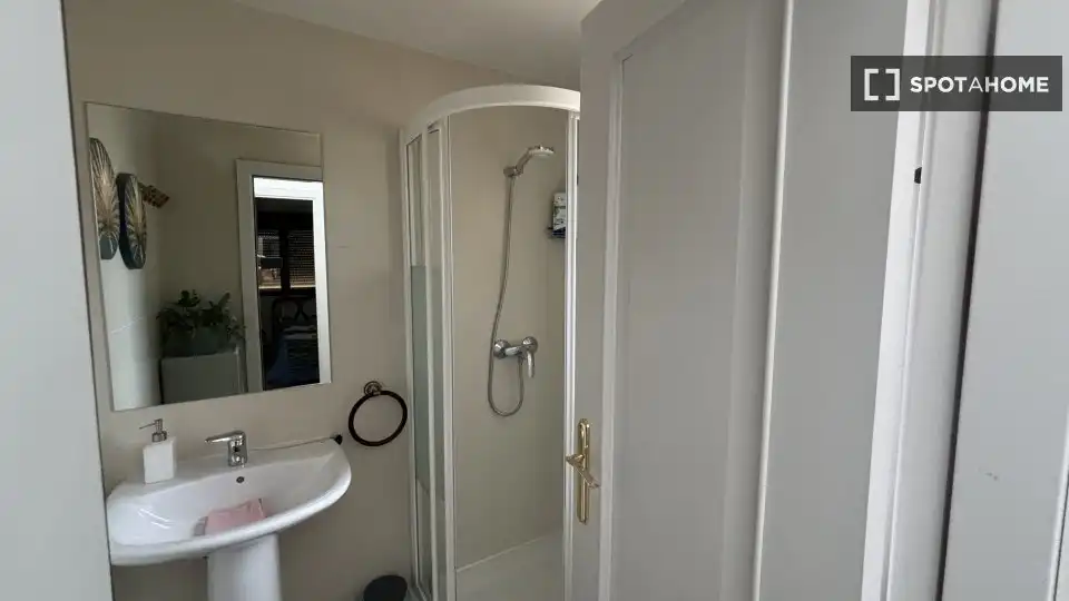 Bathroom of Flat for rent in Madrid  with Air Conditioner, Heating and Furnished