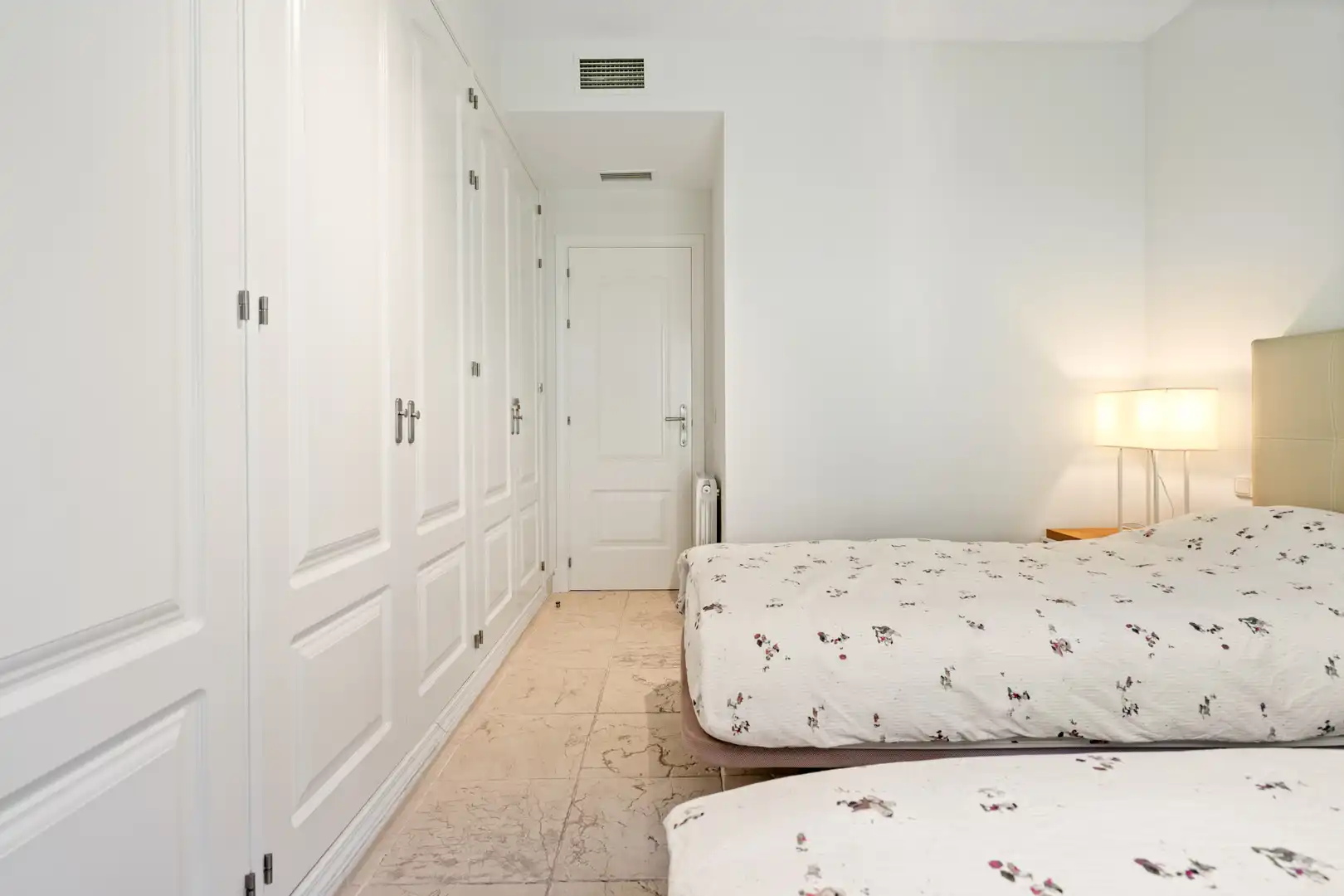 Dormitori de Apartament en venda en Benahavís amb Aire condicionat, Terrassa i Piscina