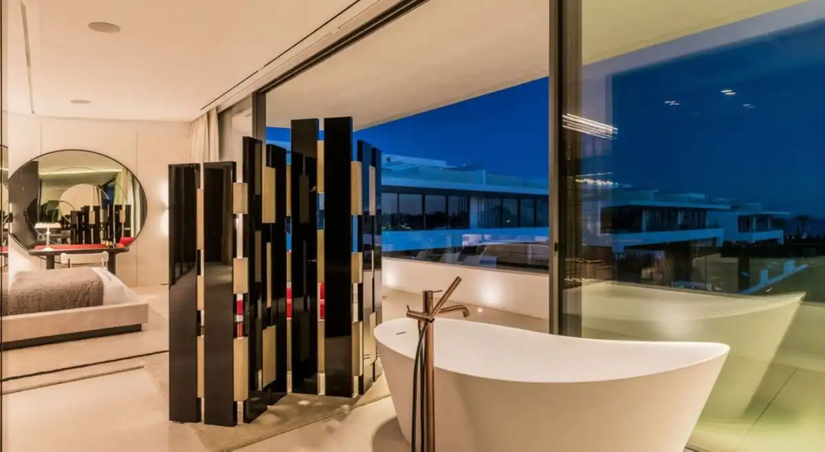 Badezimmer von Haus oder Chalet zum Verkauf in Marbella mit Klimaanlage, Privatgarten und Terrasse