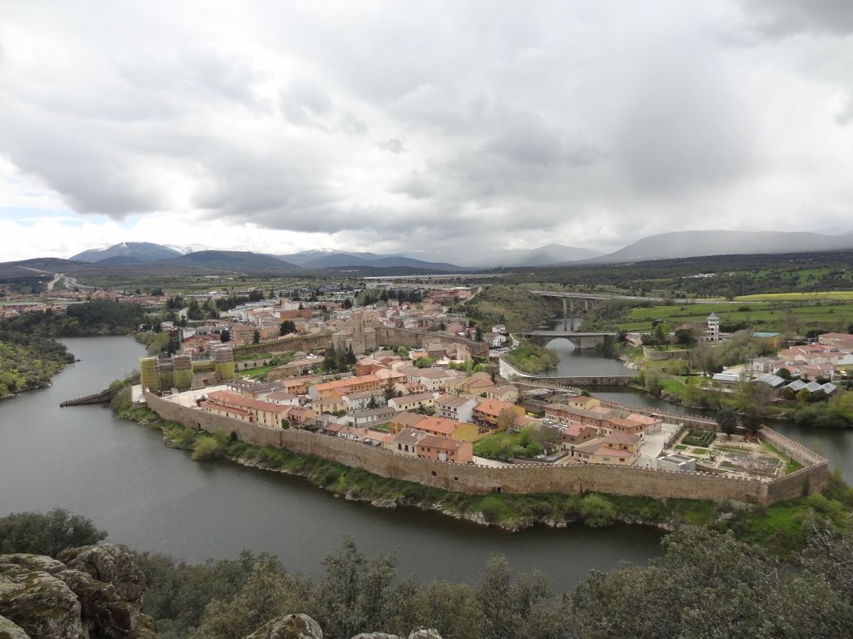 Vista exterior de Edifici en venda en Buitrago del Lozoya