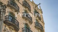 Exterior view of Planta baja for sale in  Barcelona Capital  with Air Conditioner, Terrace and Balcony