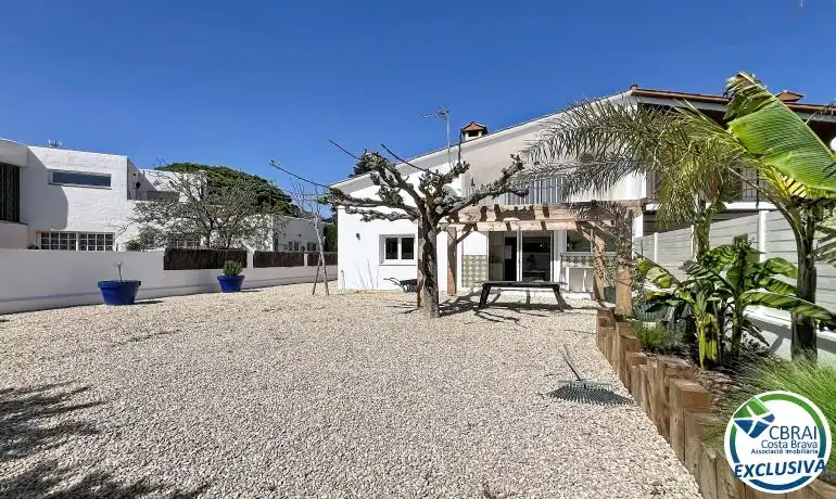 Vista exterior de Casa o xalet en venda en Empuriabrava amb Aire condicionat, Calefacció i Jardí privat