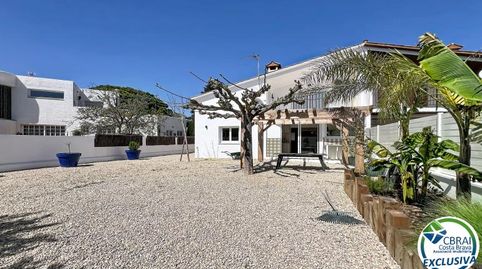 Casa renovada con jardín y licencia turística en Peni, Empuriabrava