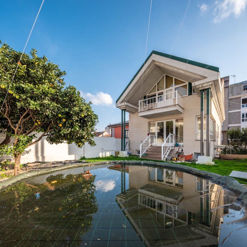 Vista exterior de Casa o xalet en venda en A Coruña Capital  amb Calefacció, Jardí privat i Piscina