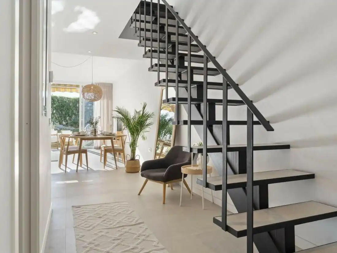 Einfamilien-Reihenhaus zum Verkauf in Marbella mit Klimaanlage, Terrasse und Balkon