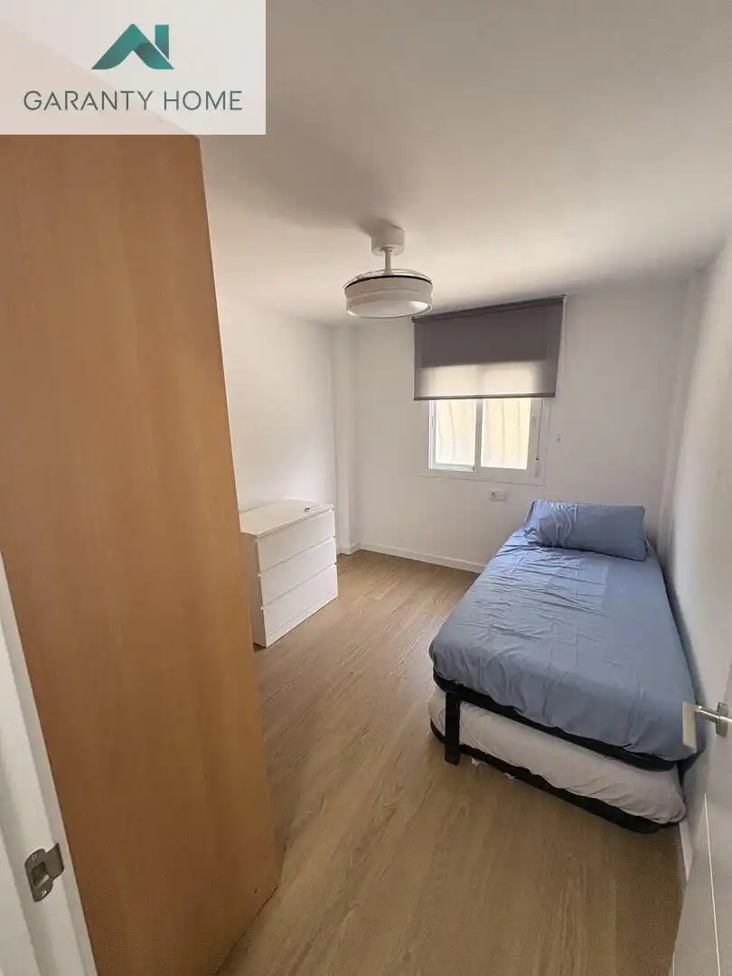 Dormitori de Casa o xalet de lloguer en Málaga amb Aire condicionat, Terrassa i Moblat
