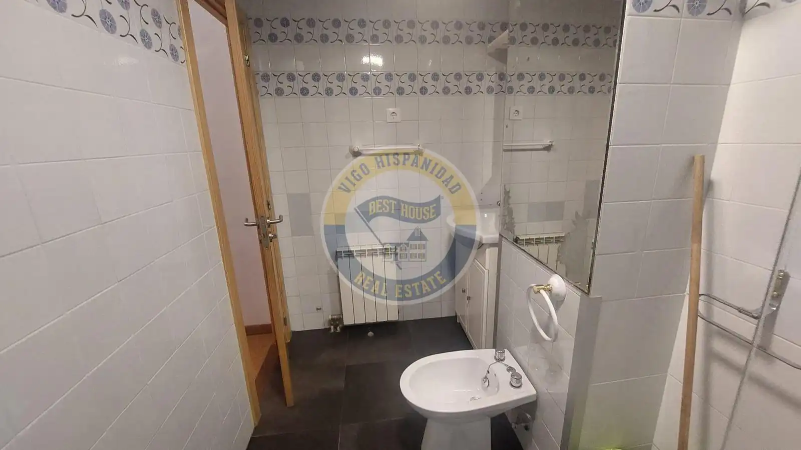 Baño de Piso en venta en Vigo  con Calefacción
