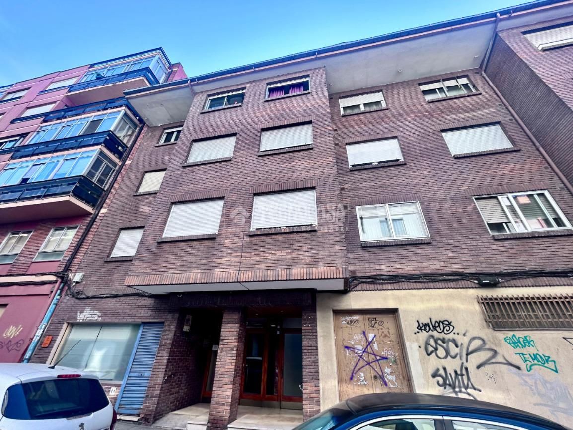 Vista exterior de Pis en venda en León Capital  amb Calefacció, Parquet i Moblat