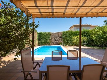 Casa pareada con piscina en venta en CISNE (VENT)