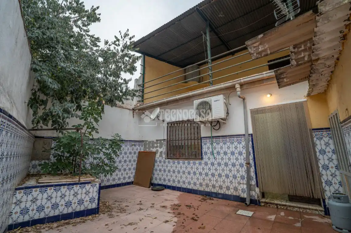 Vista exterior de Casa adosada en venda en Linares amb Terrassa, Traster i Balcó