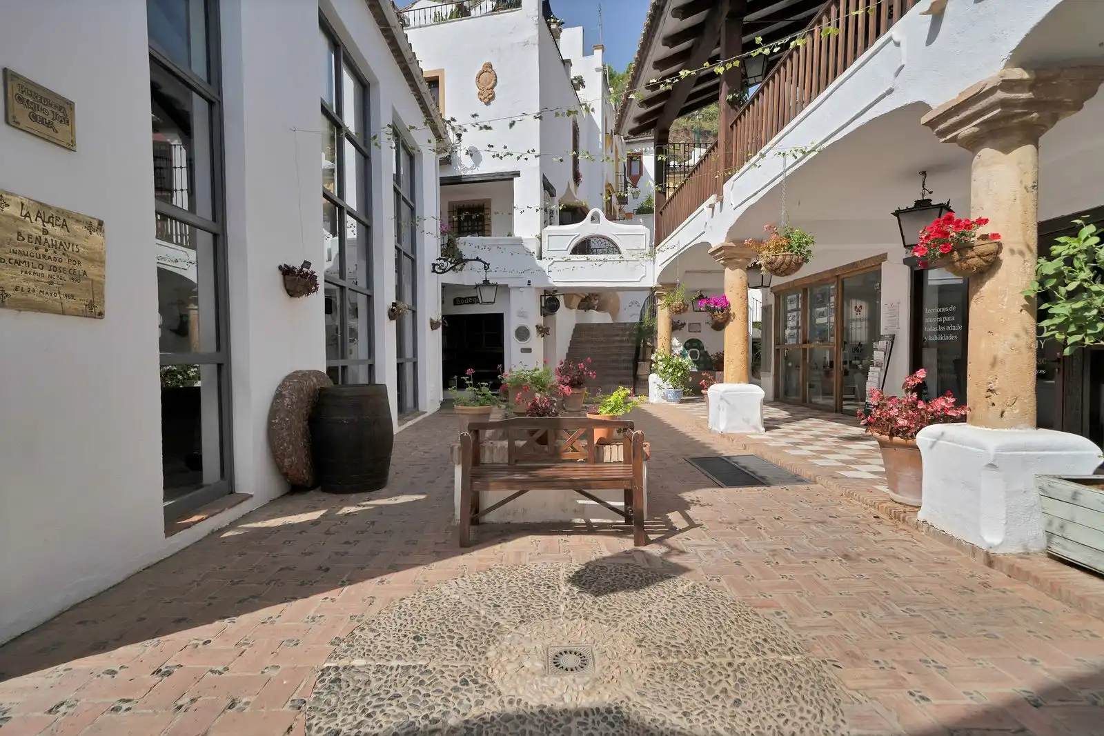Vista exterior de Casa adosada en venda en Benahavís amb Traster i Moblat
