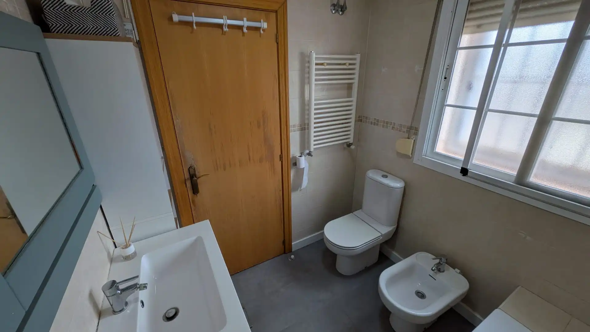 Baño de Casa adosada en venta en La Pobla de Vallbona con Aire acondicionado, Calefacción y Jardín privado
