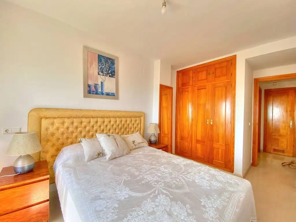 Dormitori de Apartament de lloguer en Vélez-Málaga amb Terrassa, Moblat i Piscina comunitària