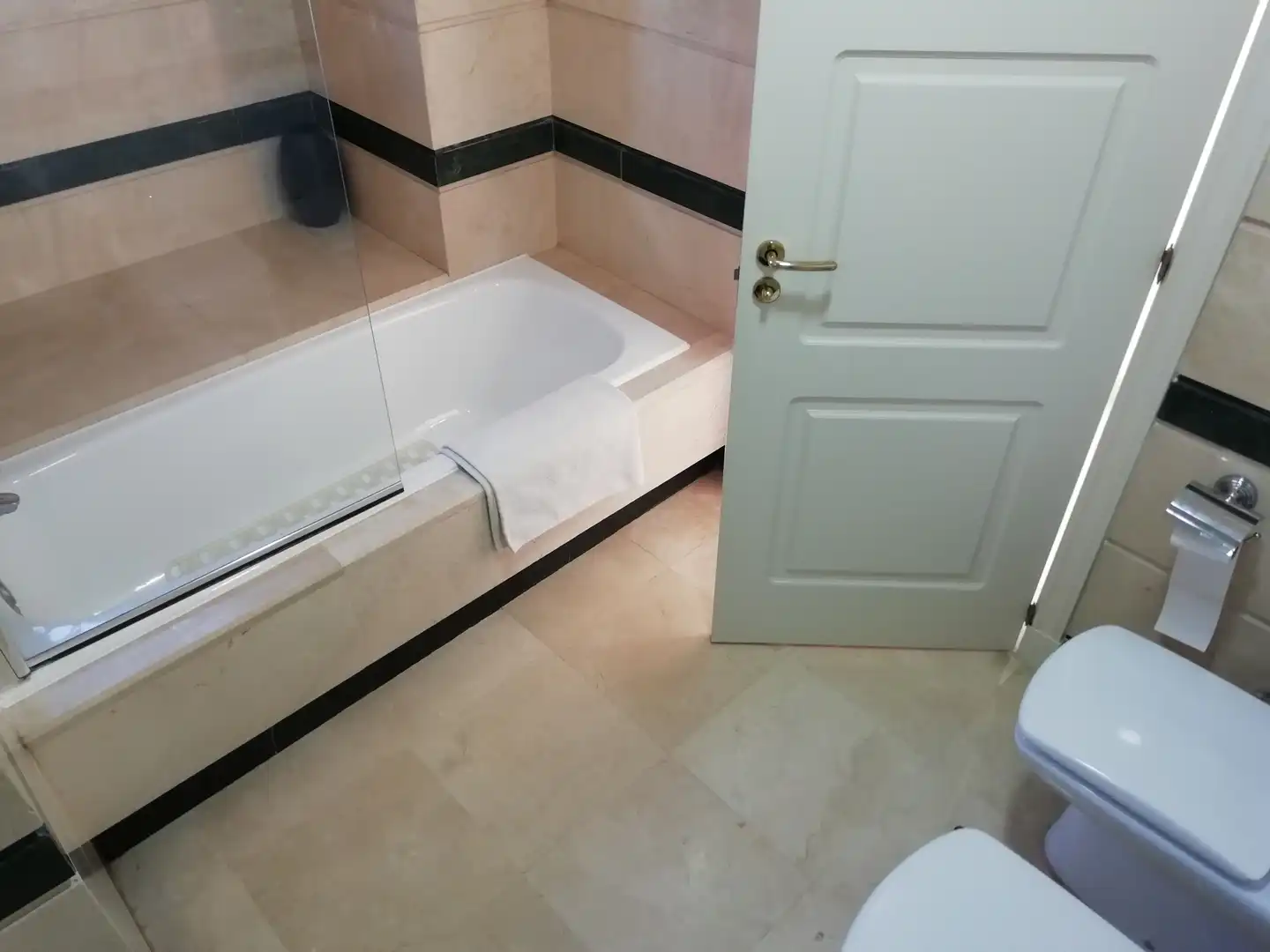 Badezimmer von Maisonette zum Verkauf in Marbella mit Klimaanlage, Terrasse und Abstellraum