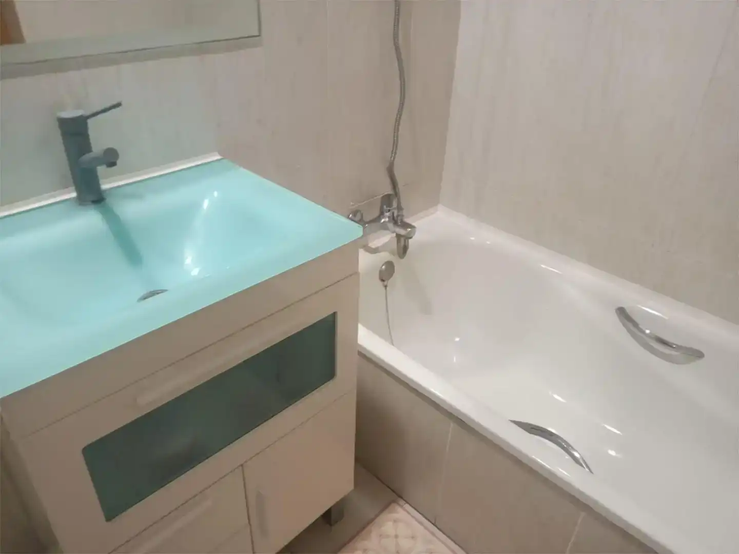 Badezimmer von Wohnung zum Verkauf in Gozón mit Balkon