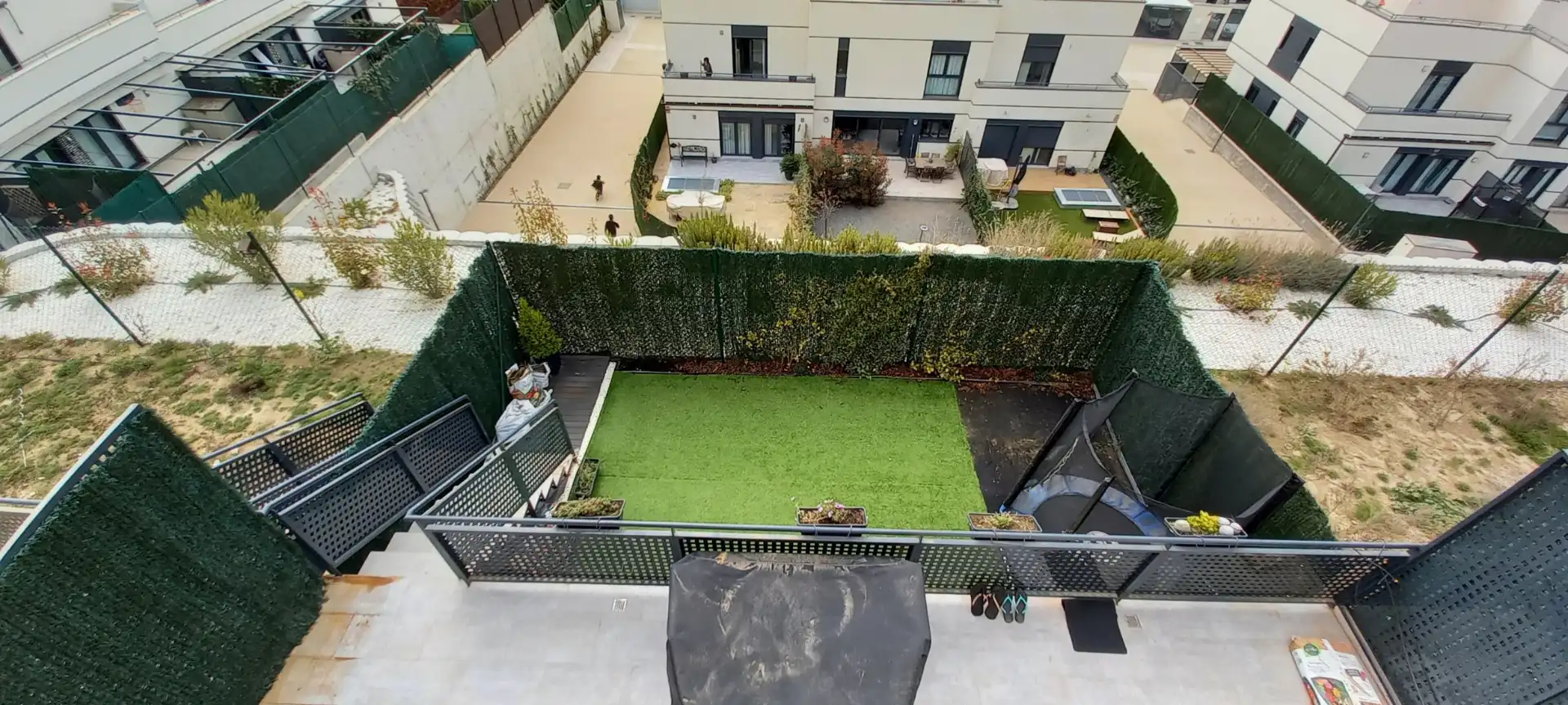 Terrasse von Einfamilien-Reihenhaus zum Verkauf in Colmenar Viejo mit Klimaanlage, Heizung und Privatgarten
