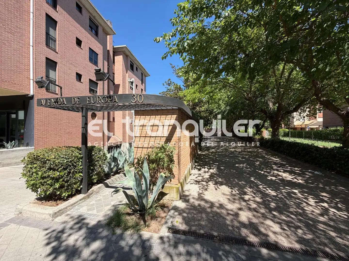 Exterior view of Flat for rent in Madrid  with Parquet flooring, Terrace and Swimming Pool