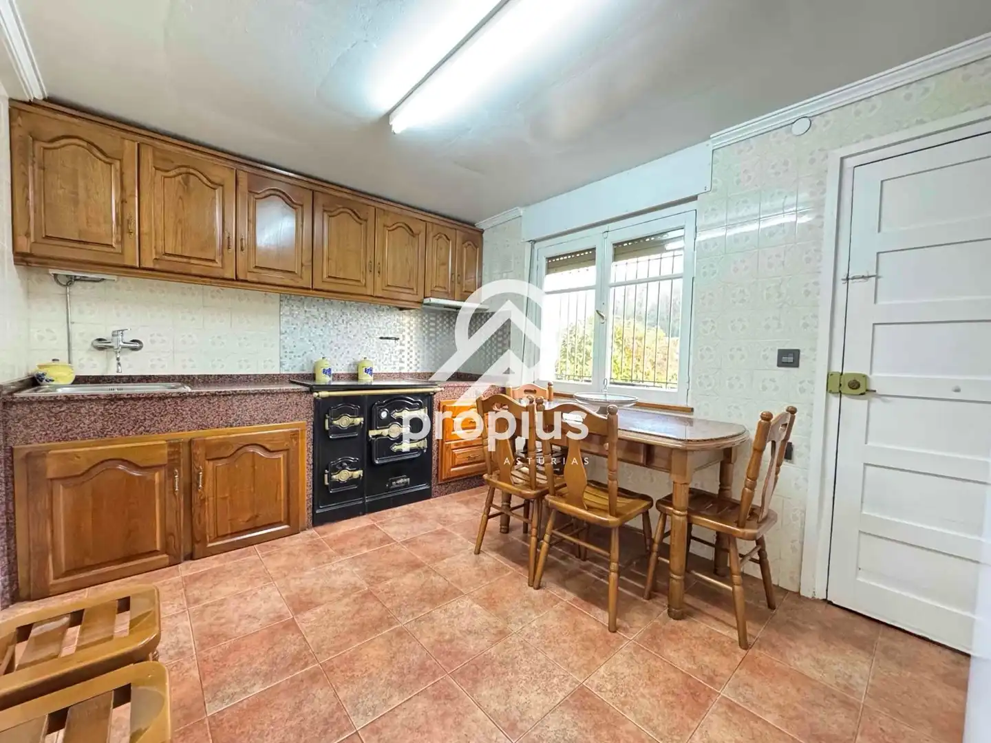 Cocina de Casa o chalet en venta en Parres con Calefacción, Jardín privado y Parquet