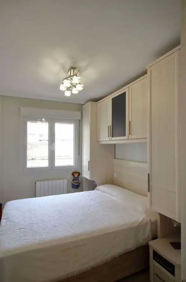 Schlafzimmer von Wohnung zur Miete in Gijón  mit Heizung, Parkett und Möbliert