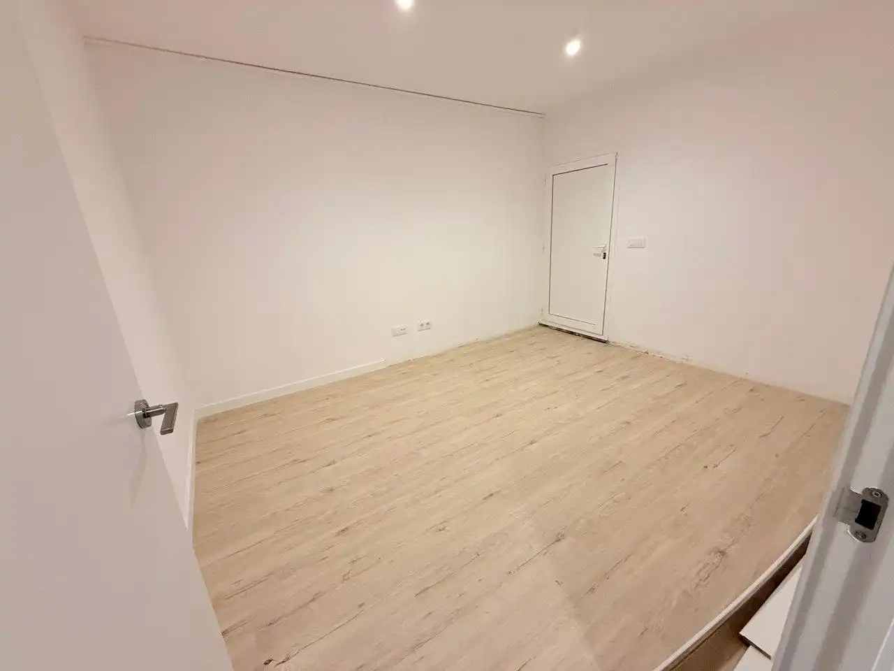 Wohnung zum Verkauf in Barcelona mit Klimaanlage, Terrasse und Ofen