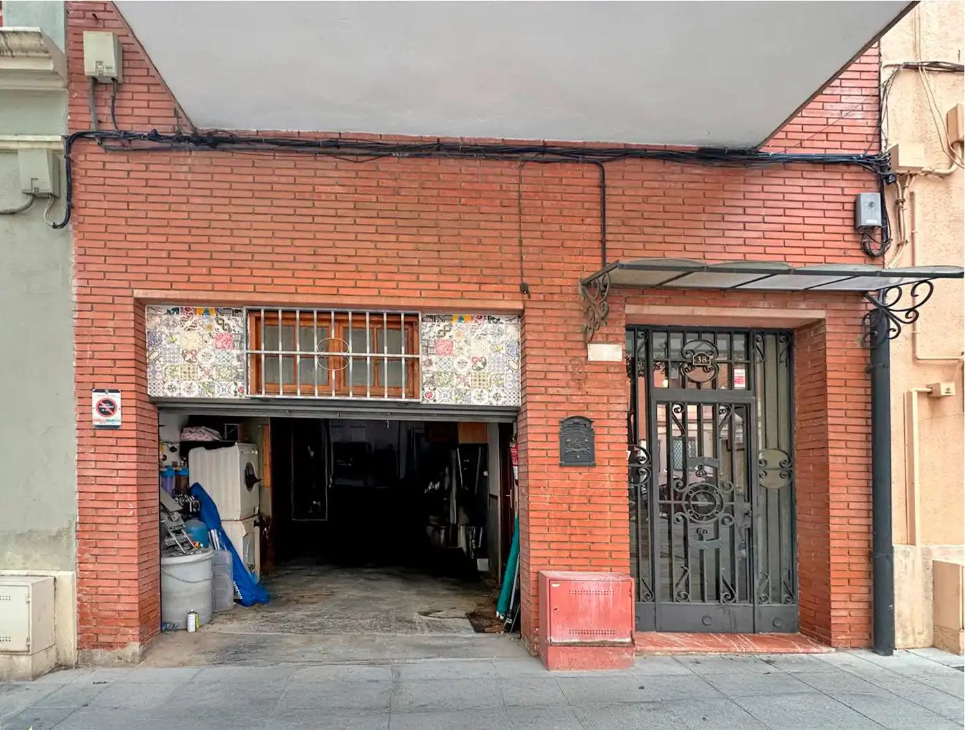 Vista exterior de Casa o xalet en venda en Esplugues de Llobregat amb Terrassa, Traster i Balcó