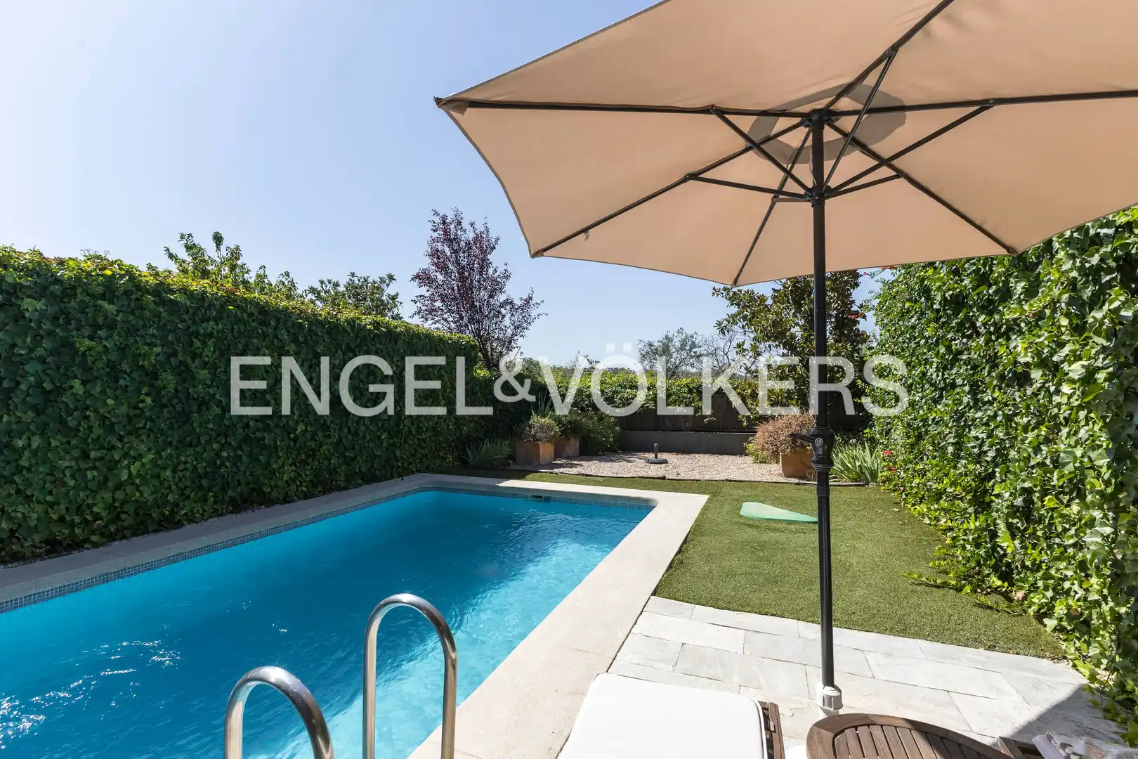 Swimming pool of Detached homes for sale in Madrid  with Air Conditioner, Heating and Private garden