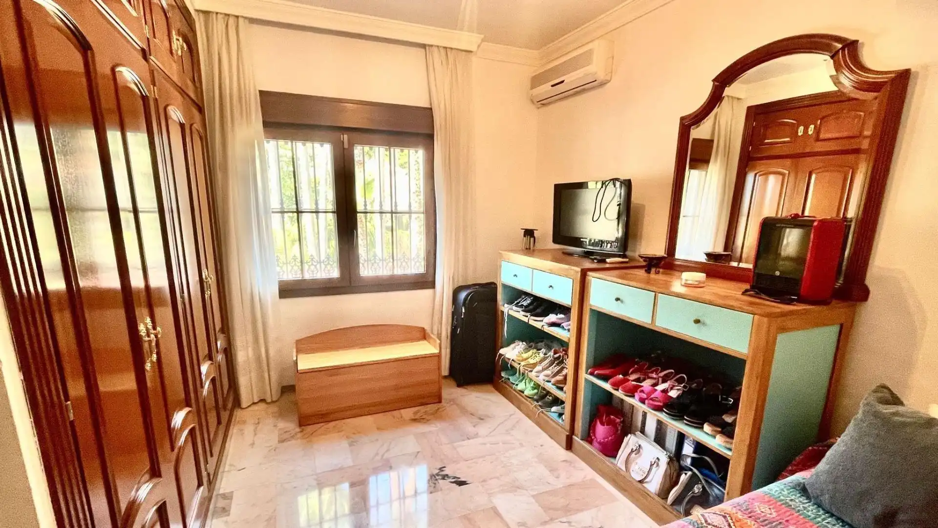 Dormitori de Casa o xalet en venda en Alhaurín de la Torre amb Aire condicionat, Jardí privat i Terrassa