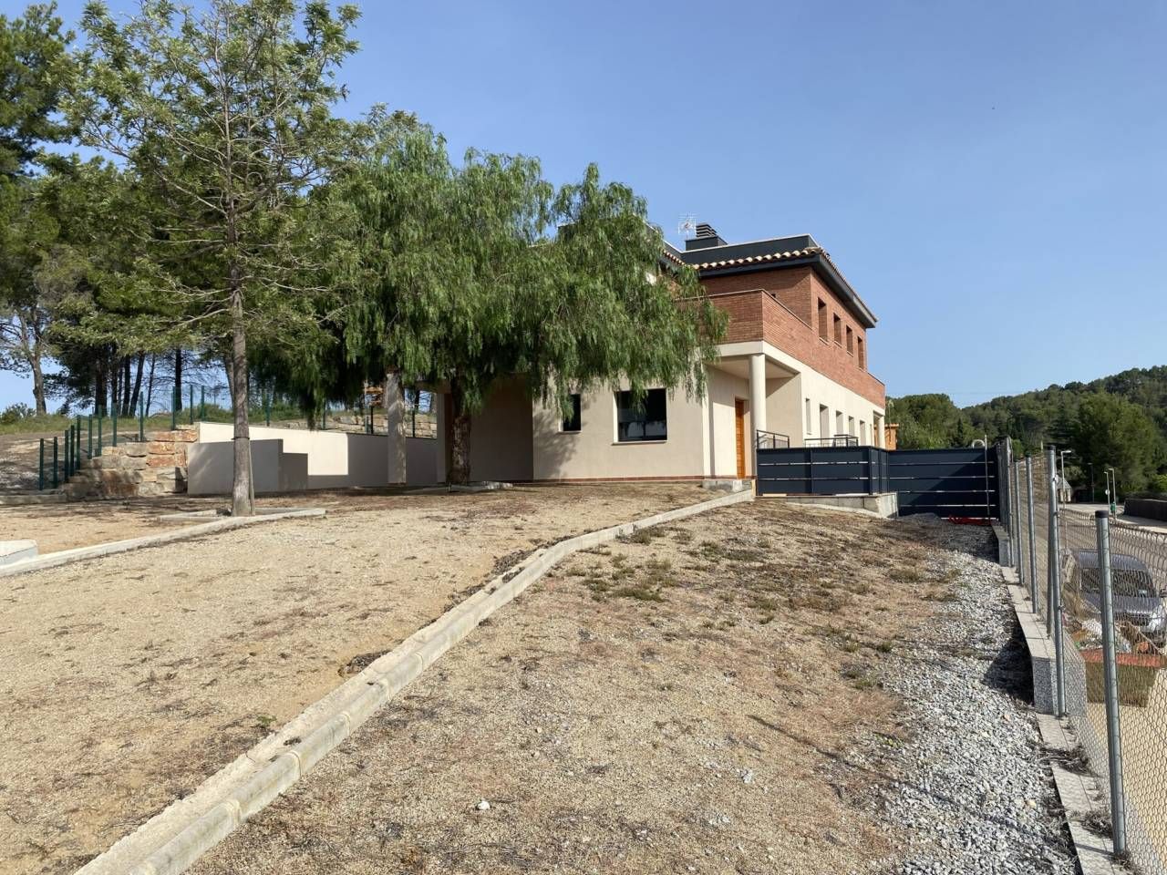 Vista exterior de Casa adosada en venda en Rubí amb Calefacció, Jardí privat i Terrassa
