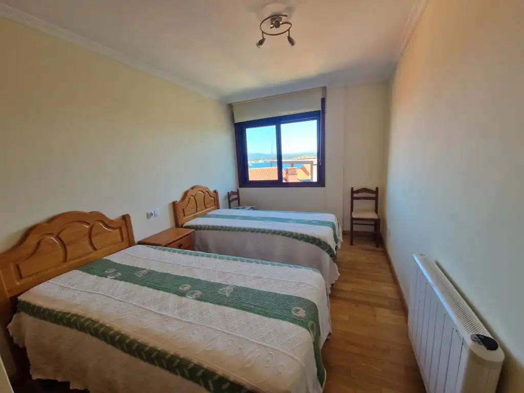 Dormitori de Apartament en venda en Boiro amb Calefacció, Parquet i Terrassa