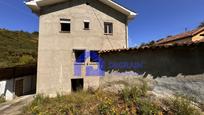 Vista exterior de Casa o xalet en venda en Las Regueras   amb Calefacció i Traster