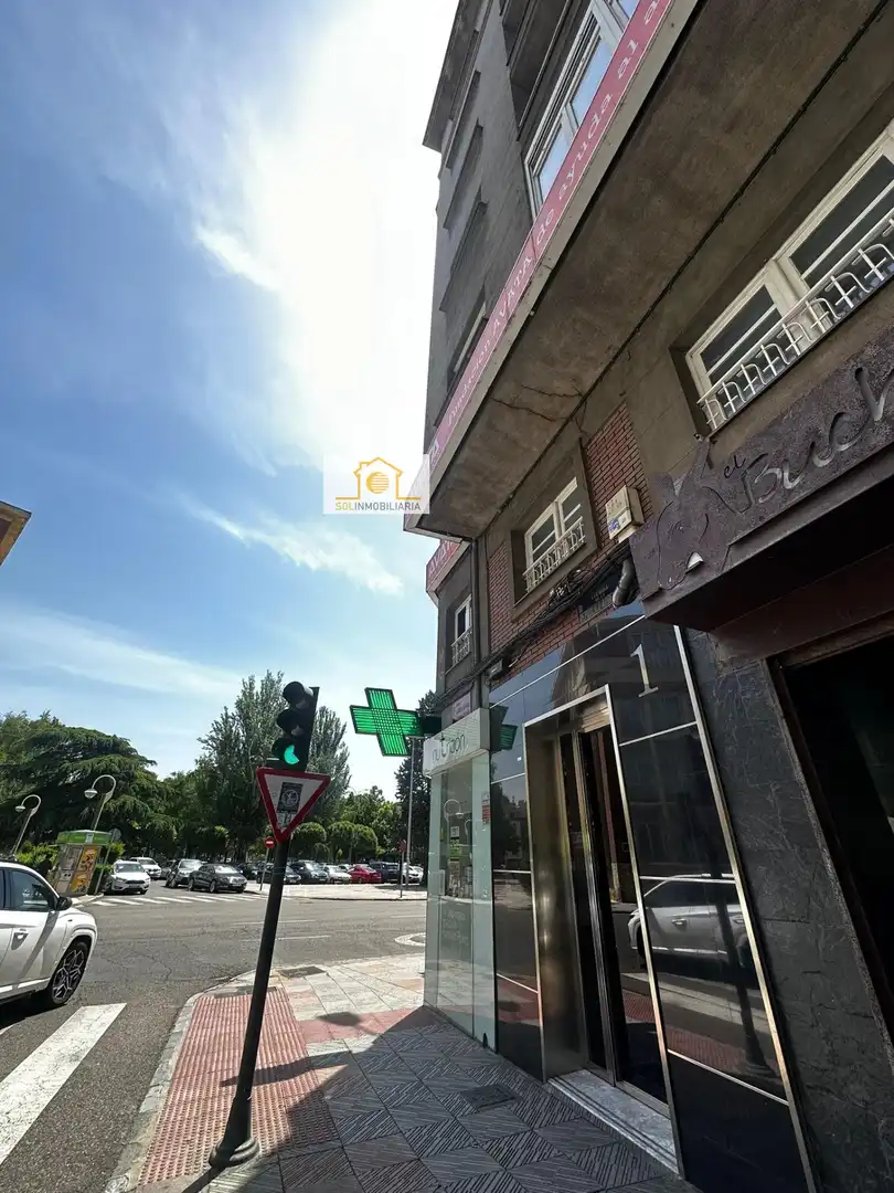 Vista exterior de Planta baja en venta en León Capital  con Calefacción y Parquet