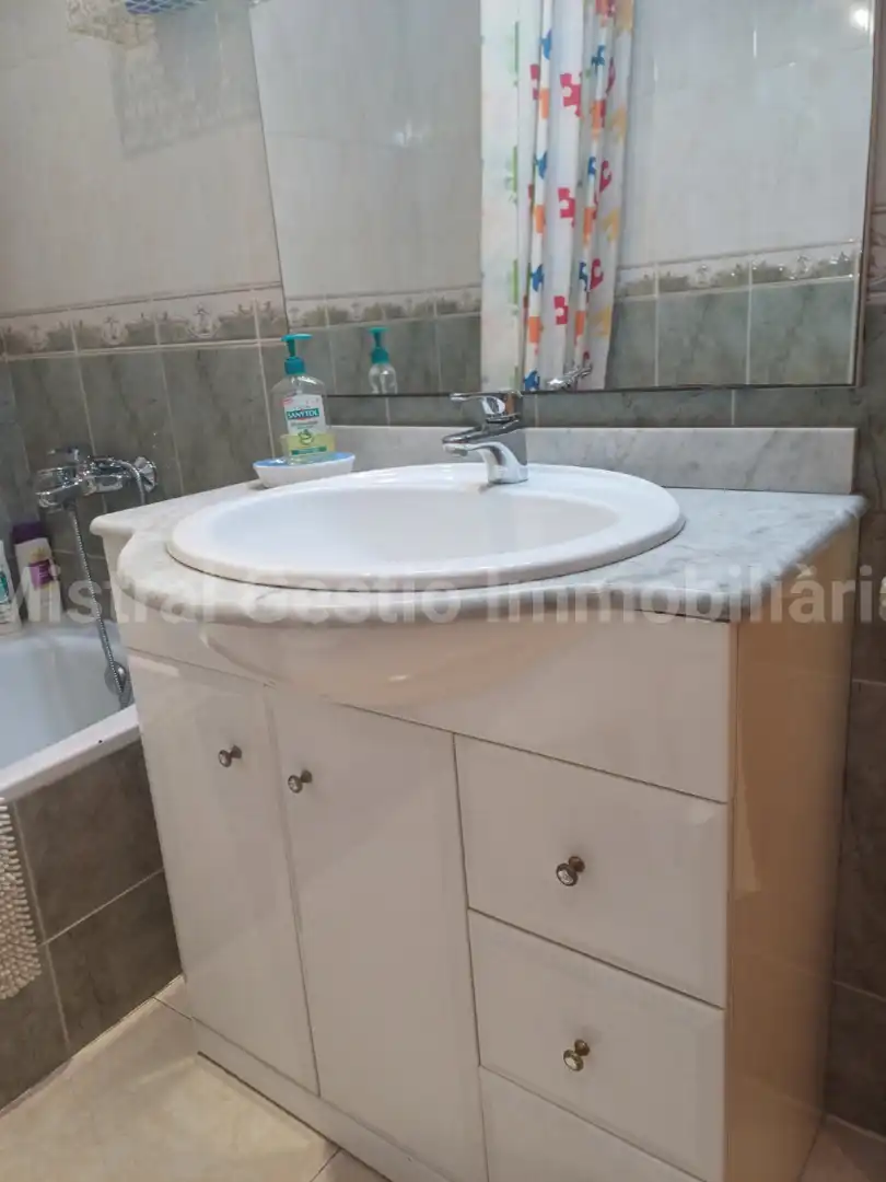 Badezimmer von Dachboden zum Verkauf in Calafell mit Klimaanlage, Terrasse und Möbliert