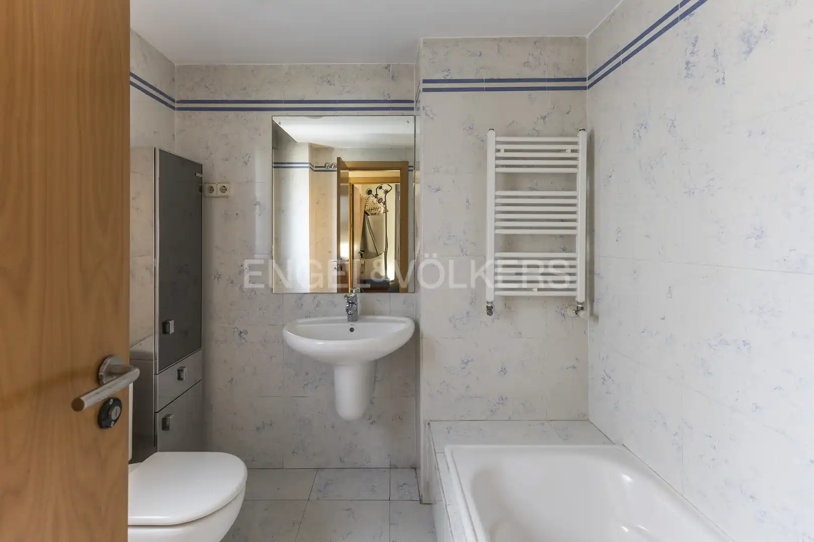 Baño de Ático en venta en Madrid con Calefacción y Terraza