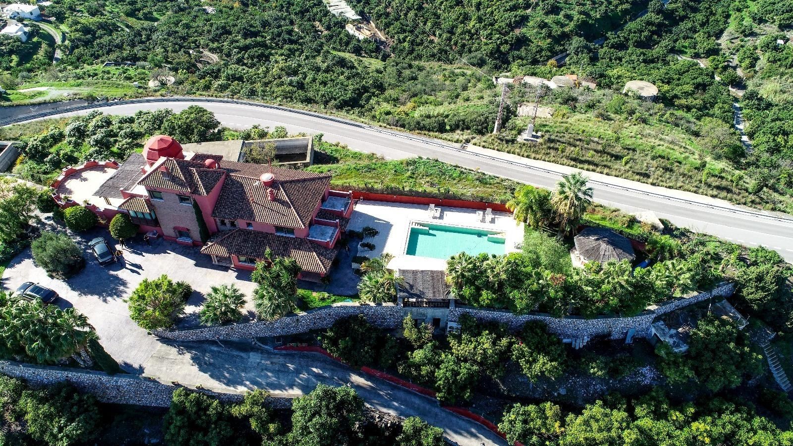 Vista exterior de Casa o xalet en venda en Almuñécar amb Aire condicionat, Calefacció i Jardí privat