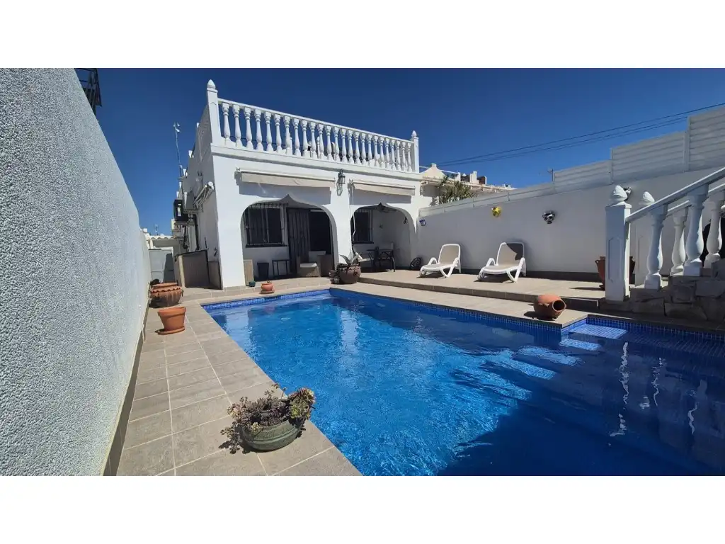 Piscina de Casa adosada en venda en Orihuela amb Aire condicionat, Jardí privat i Piscina