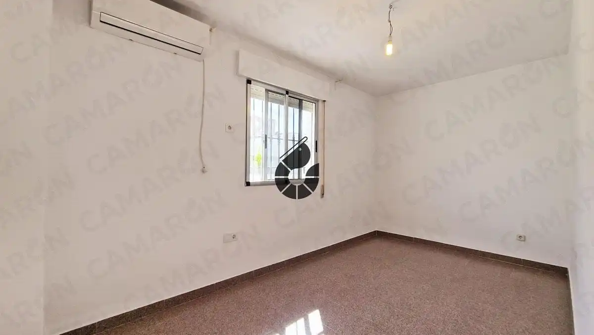 Habitación de Casa adosada en venta en Coria del Río con Aire acondicionado y Trastero