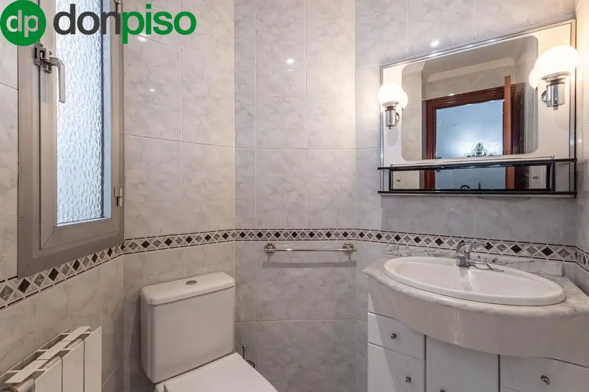 Bathroom of Flat for sale in Granada  with Air Conditioner, Heating and Terrace