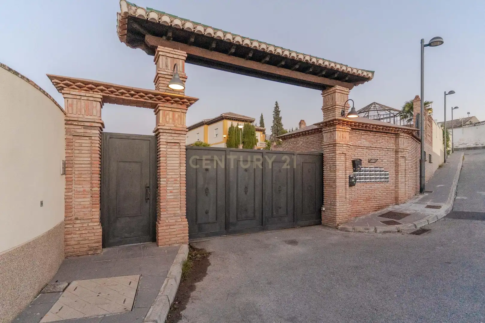 Vista exterior de Casa adosada en venda en La Zubia amb Aire condicionat, Jardí privat i Traster